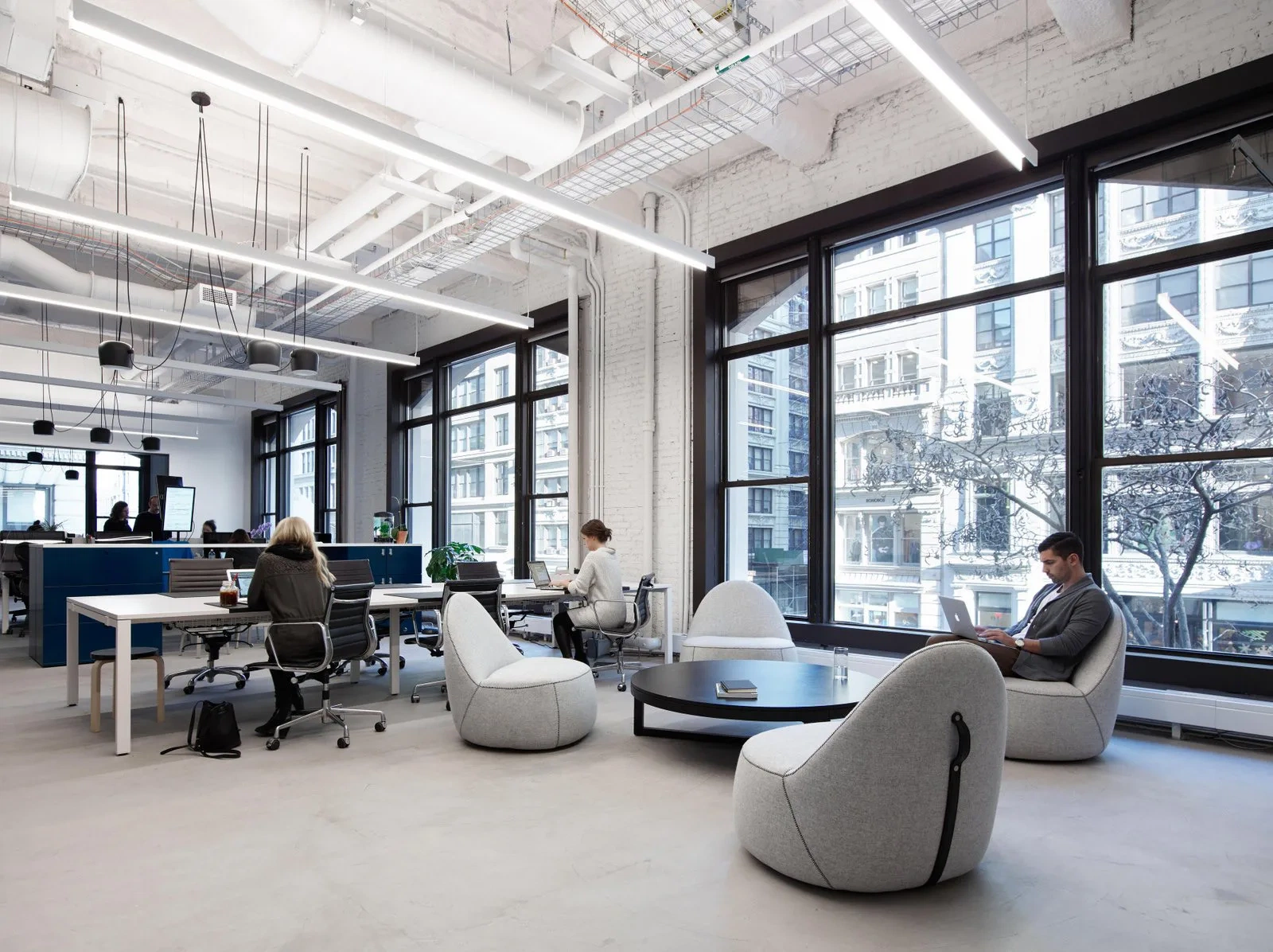 辛尤里传媒公司现代化办公环境实景